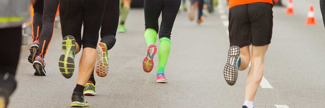 Läufer beim Marathon von hinten